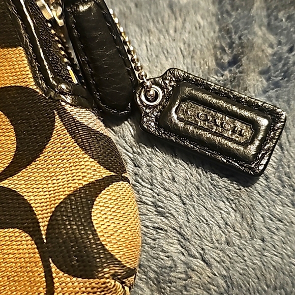Coach Designer Signature C Style Wallet/Wristlet, Dual Compartments, Zip Closure - Picture 3 of 8